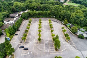 Luftaufnahme eines Firmenparkplatz Luftaufnahme eines Firmenparkplatz