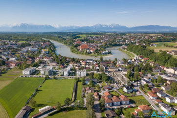 Drohnen-Luftaufnahme von Oberndorf und der Salzach Drohnen-Luftaufnahme von Oberndorf und der Salzach